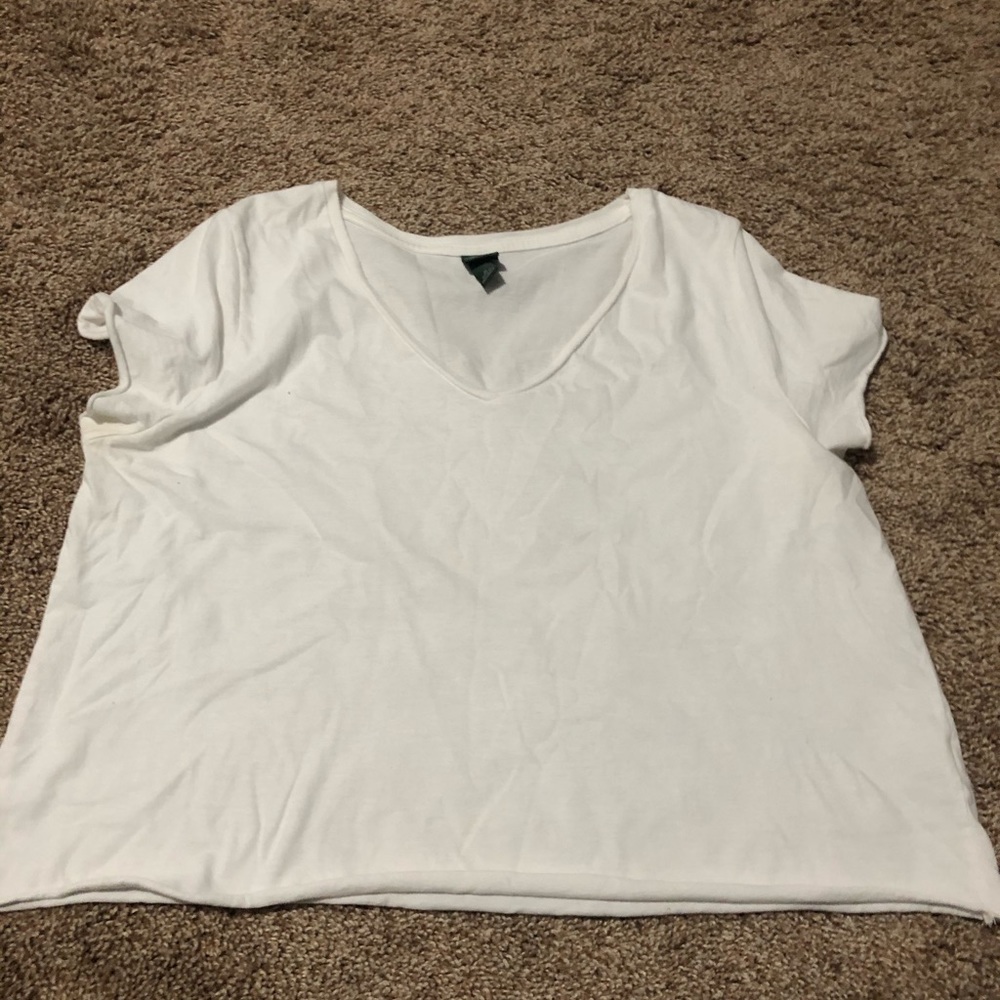 3/$25 💓 wild fable white raw edge cropped v neck